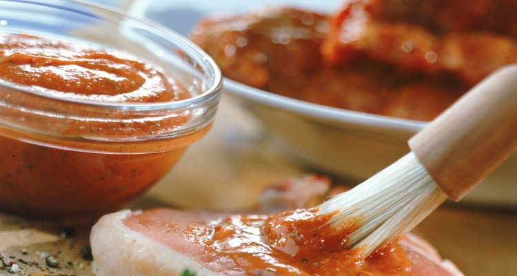 Prueba diversos pimientos para crear una salsa con sabores complejos.