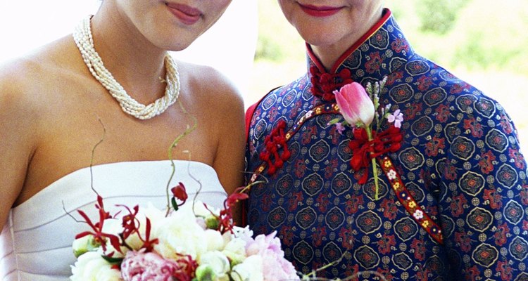 Cuando compre su vestido para la boda, la madre también debe tener en cuenta el gusto de la novia.
