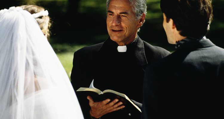 Los sacerdotes suelen usar negro para ocasiones formales como bodas.