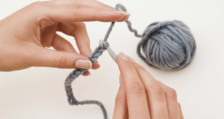 Ensine a sua criança a fazer a o ponto correntinha básico de crochê