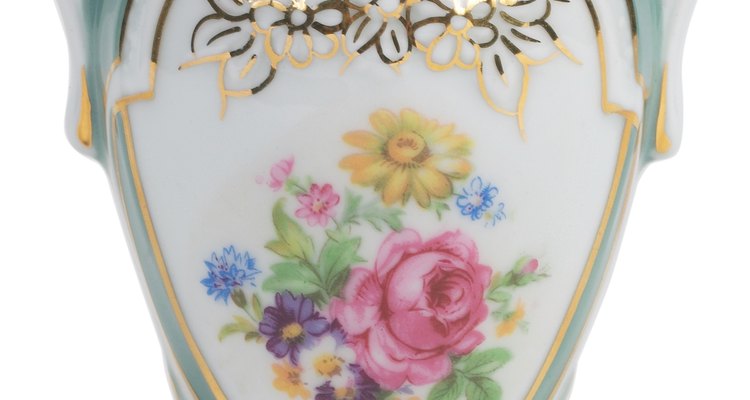Encha uma vaso de porcelana com rosas banhadas em platina para um presente matrimonial de 20 anos