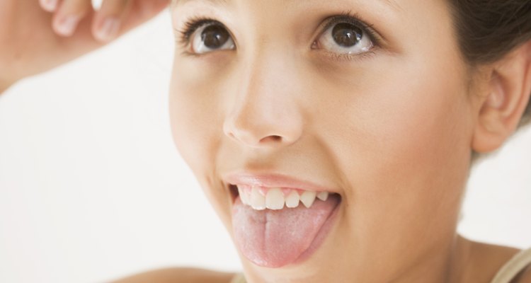 Los ejercicios como sacar la lengua y sonreír, fortalecen los músculos necesarios para el habla.