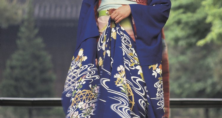 Una mujer en vestido azul maiko.