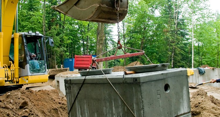 La plomería y ventilación para la instalación o extracción del tanque séptico, suele incluir una retroexcavadora para la excavación.