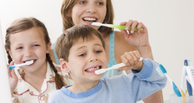 Hasta la edad de 12 años, es importante que los padres supervisen a los niños mientras se cepillan los dientes.