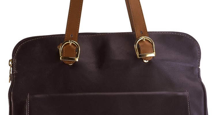 Retire o mau cheiro de óleo de sua bolsa chique