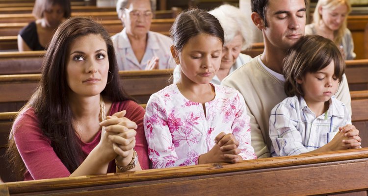 Los padres enseñan lecciones de vida a través de la religión.