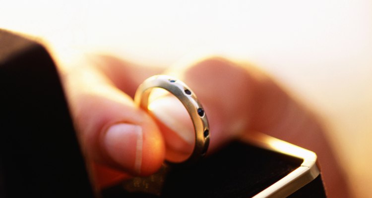 Decidir qué hacer con tu anillo de boda puede ser emocional.