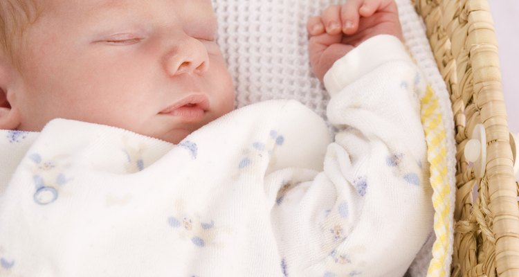 Los bebés recién nacidos pasan mucho tiempo durmiendo.