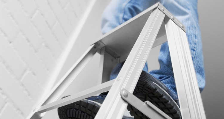 La OSHA requiere que las escaleras se mantengan de forma segura, sin riesgo de sufrir resbalones o cargas excesivas.
