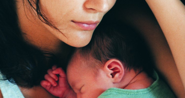 Dormirte mientras sostienes a tu bebé incrementa el riesgo de sofocación.