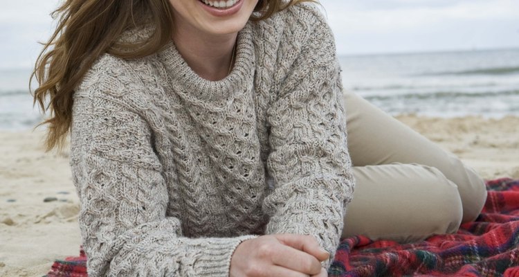 Mulher usando suéter Aran