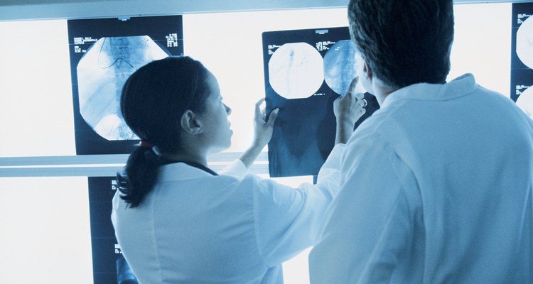 Radiologistas trabalham juntamente com outros profissionais de saúde