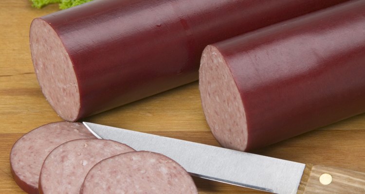 Frite levemente o salame para enriquecer o sabor da carne antes de adicioná-lo à comida