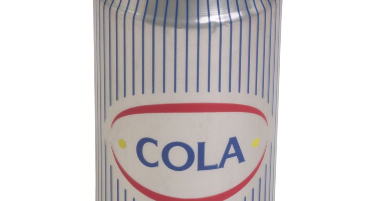 Um refrigerante de cola escuro é uma solução eficaz para dissolver o revestimento cromado