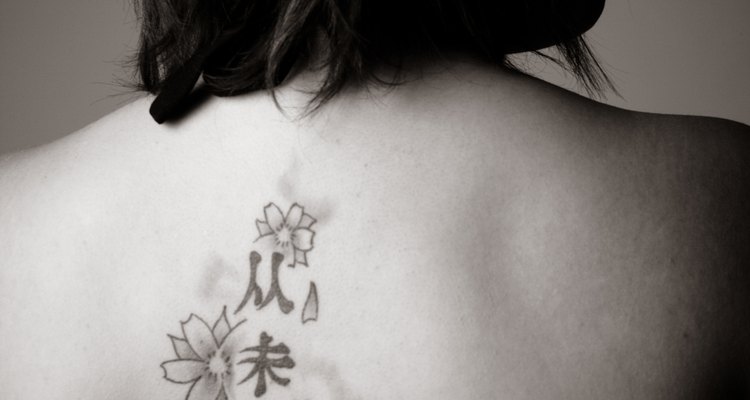 As tatuagens pretas realmente destacam-se na pele