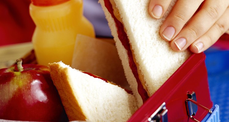 Prepárale a tu hijo un almuerzo saludable para llevar a la escuela.