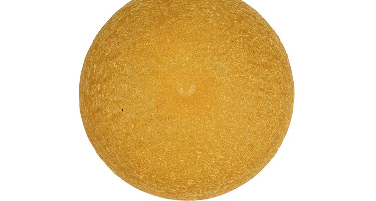 Pinte uma bola de isopor de amarelo para servir como um modelo do sol