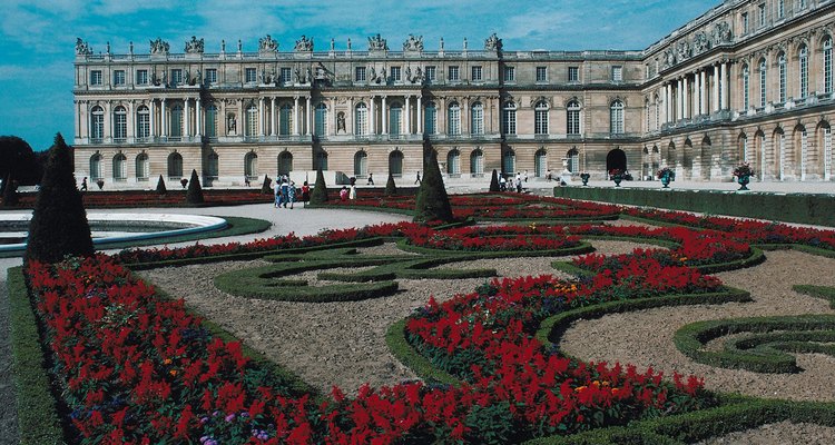 O Palácio de Versalhes e seus jardins elaborados são em estilo Barroco