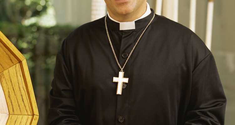 Los clérigos determinados conducen la mayoría de las bendiciones en hogares católicos.