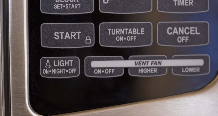 Os painéis de controle de alguns fornos de micro-ondas possuem um ícone de cadeado, como o do botão "Start" do aparelho da foto