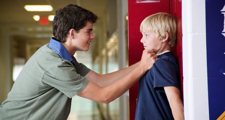 Invita a tu hijo a que platiquen sobre cómo se siente y qué siente antes, durante y después del evento agresivo.