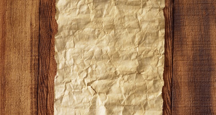 El papel pergamino se fabrica limpiando, estirando y raspando un pedazo de piel de mamífero.