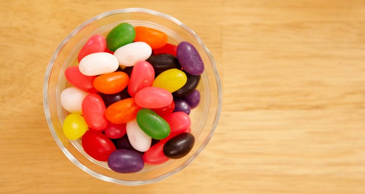 La distribución de los colores en los frijolitos de goma podría ser la base para una prueba de chi cuadrado.