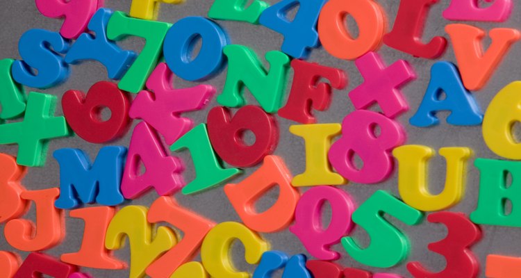 Las letras magnéticas se pueden pintar para que hagan juego con la decoración de la habitación de tu hijo y ser utilizadas para etiquetar los envases metálicos de almacenamiento.