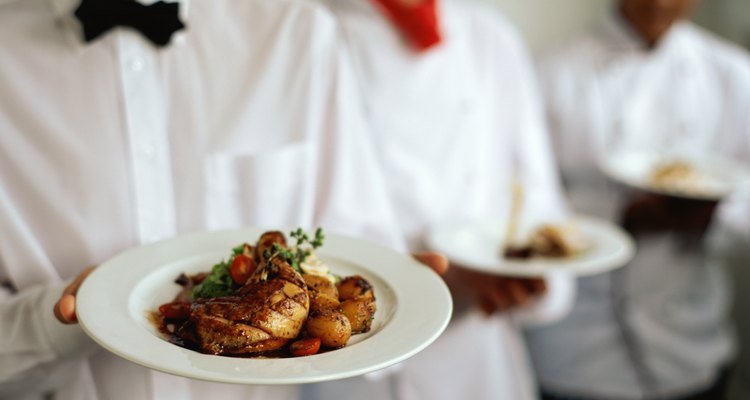 Por mucho, el mayor número de camareros, de acuerdo con el análisis de la oficina, trabajan dentro de los restaurantes de servicio completo.