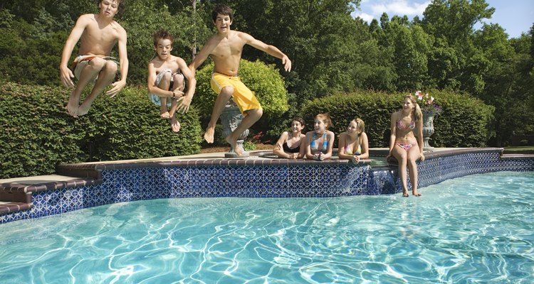 Una piscina puede mejorar unas vacaciones en casa para los adolescentes.