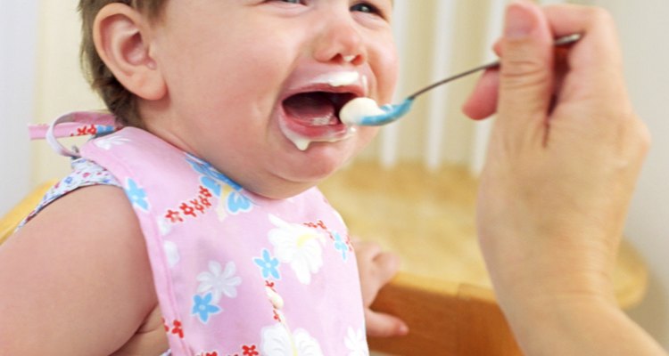 Un bebé con fiebre puede no tener ganas de comer.