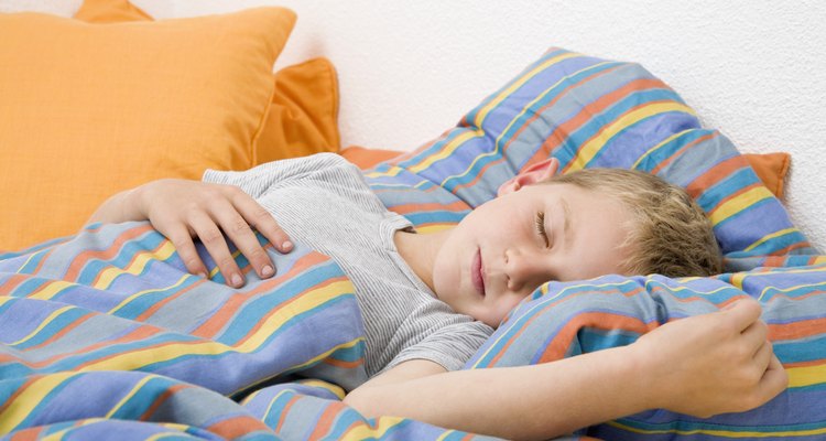 Con un pequeño entrenamiento de sueño un nicño deberá dormir dichosamente en la cama.