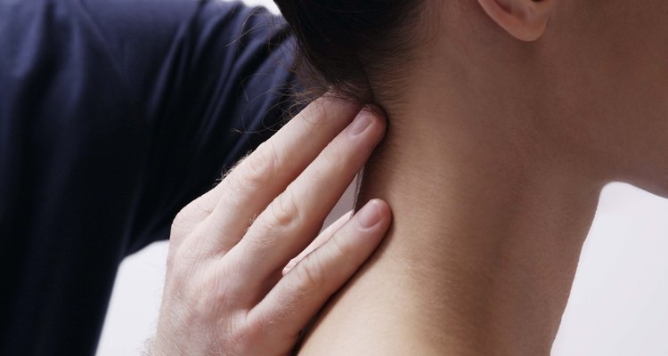 A dor que começa no nervo ulnar do braço pode deslocar-se para regiões como o pescoço e o ombro