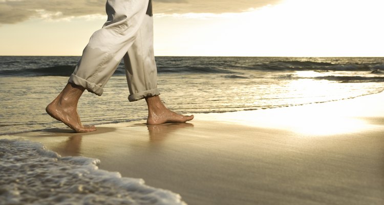 Homem andando na praia