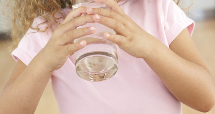 Un vaso alto con agua es una cura común para los niños con hipo.