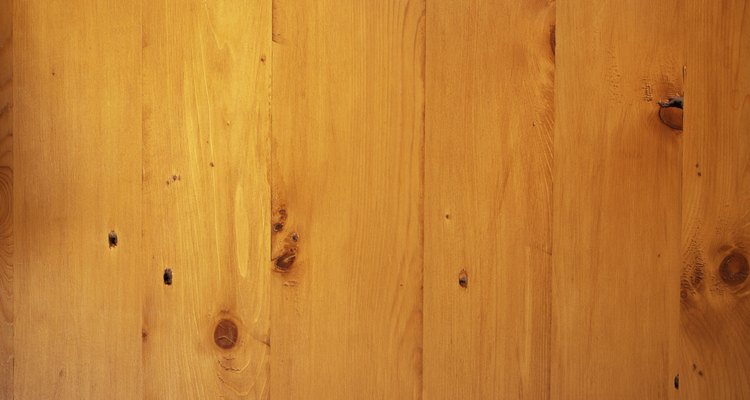 Los pisos de madera pueden ser limpiados fácilmente con una mopa.