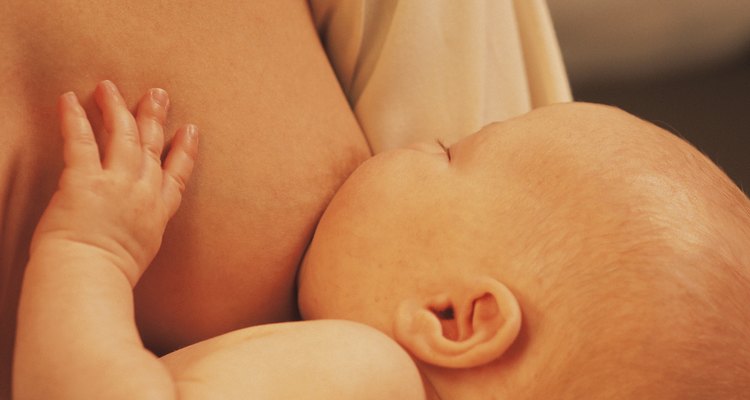 Lo que bebas mientras das el pecho puede afectar a tu bebé.