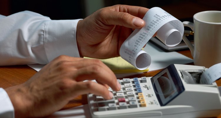 Auditores revisando estados financieros.