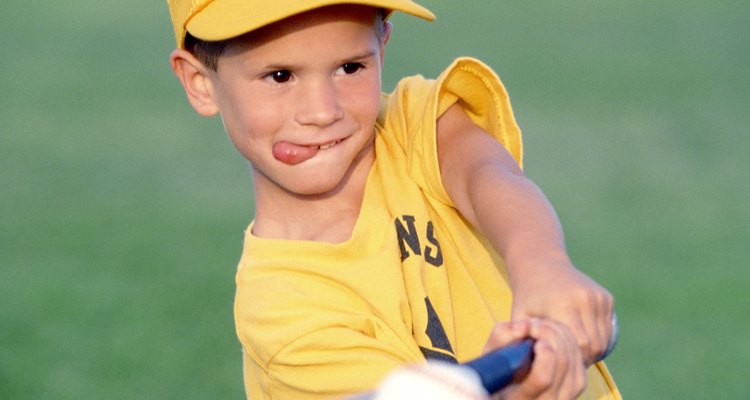 Los niños menores de 4 años de edad son aptos para divertirse practicando deportes simples.