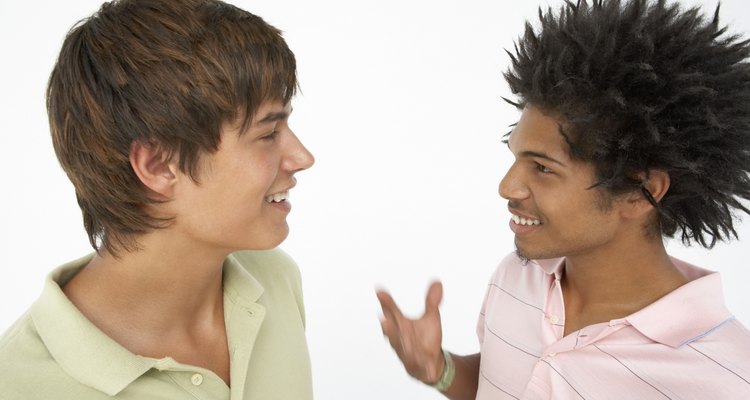 A medida que el adolescente socializa aprende a diferenciar ciertos grupos y a adaptar su lenguaje.