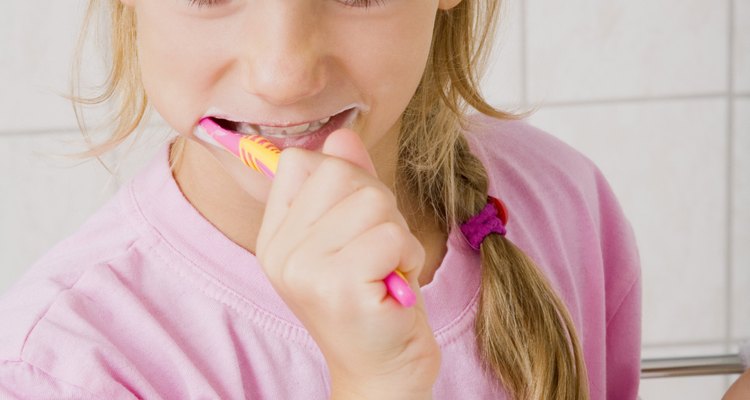Actividades significativas tendrán a tu hijo alcanzando su cepillo de dientes.