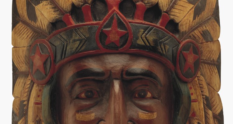 Este busto tem pinturas e traços queimados, além de ser esculpido