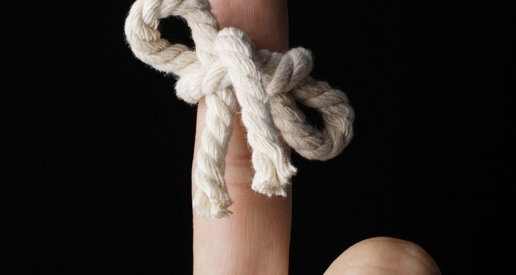 Use uma régua e um pedaço de corda para medir o tamanho do seu quadril