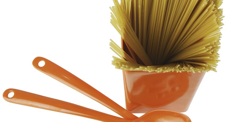 La pasta se puede cocinar rápidamente en le microondas.