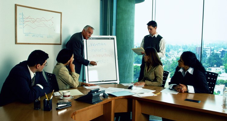 El gerente trabaja en conjunto con otras dependencias organizacionales.