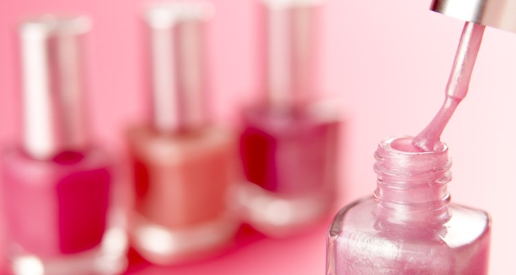 El esmalte de uñas debe gotear libremente del pincel y no debería haber una separación del color.