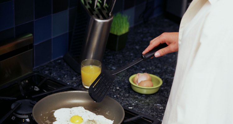 Utiliza la espátula para romper la yema durante la cocción para huevos fritos con yema dura.
