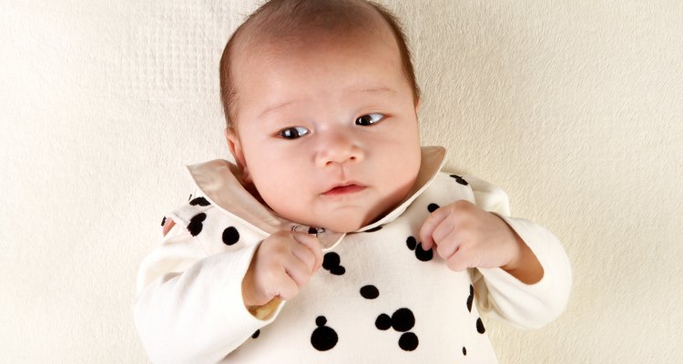 Un abrazo cálido y una sonrisa dulce pueden ayudar a asegurarle a tu hija de que no hay nada que temer.