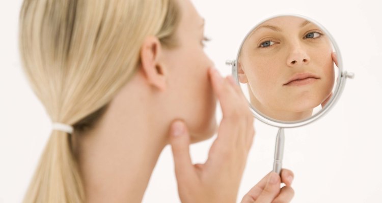 Controla la técnica en el espejo mientras realizas los ejercicios para las mejillas.